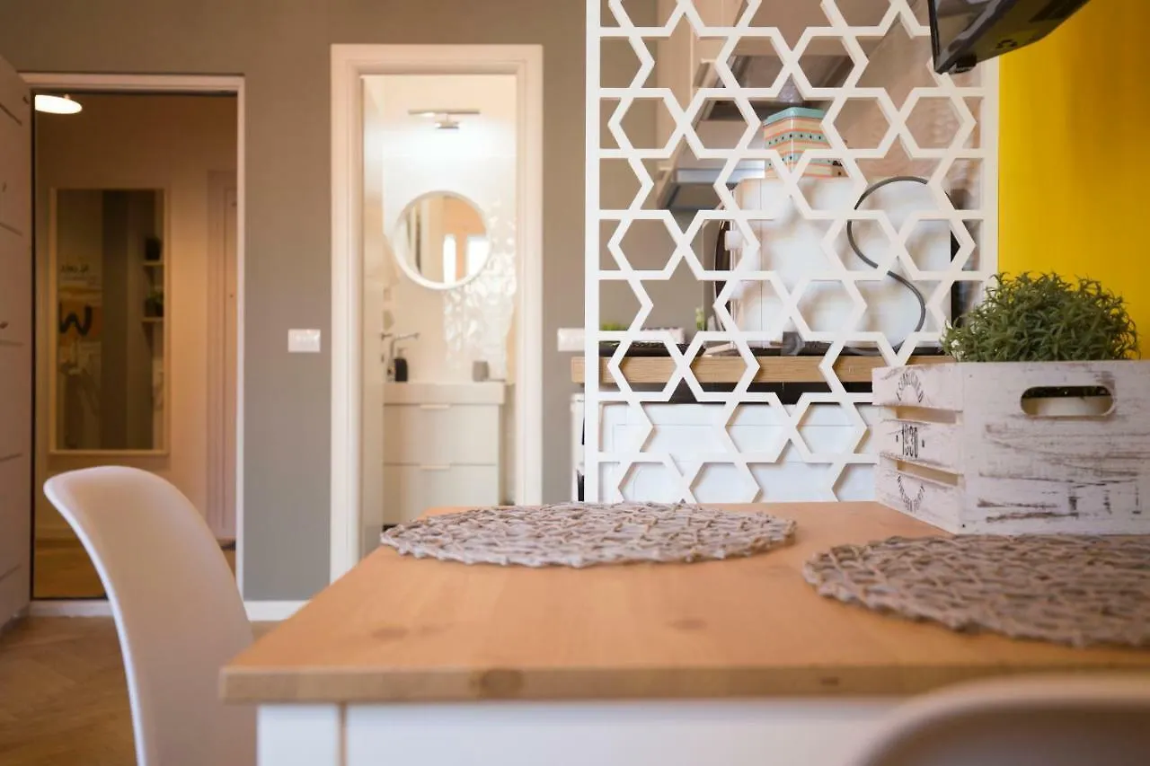 Central Chic Up Studio Bucarest 0*,  Romania